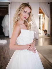 Свадебное платье с цветами и ассиметричным корсетом Vinsie. Силуэт Пышное. Цвет Белый / Молочный. Вид 1