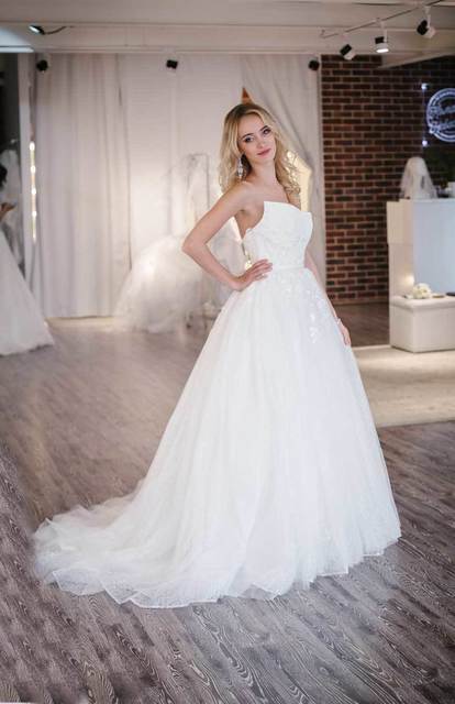 Свадебное платье с цветами и ассиметричным корсетом Vinsie. Силуэт Пышное. Цвет Белый / Молочный. Вид 2