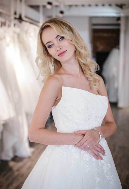 Свадебное платье с цветами и ассиметричным корсетом Vinsie. Силуэт Пышное. Цвет Белый / Молочный. Вид 3