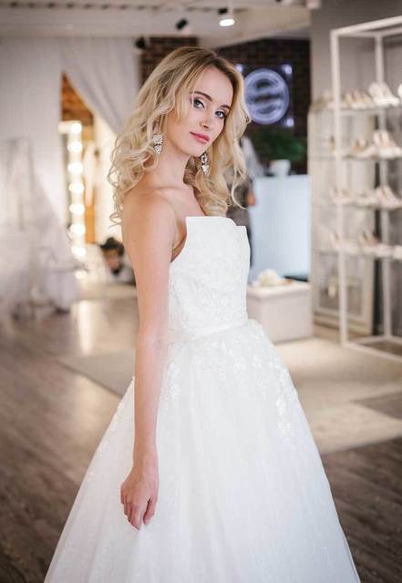 Свадебное платье с цветами и ассиметричным корсетом Vinsie. Силуэт Пышное. Цвет Белый / Молочный. Вид 4