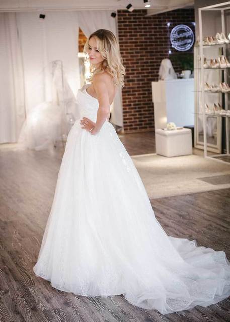 Свадебное платье с цветами и ассиметричным корсетом Vinsie. Силуэт Пышное. Цвет Белый / Молочный. Вид 5