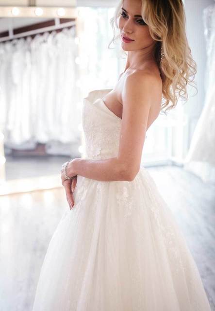 Свадебное платье с цветами и ассиметричным корсетом Vinsie. Силуэт Пышное. Цвет Белый / Молочный. Вид 6