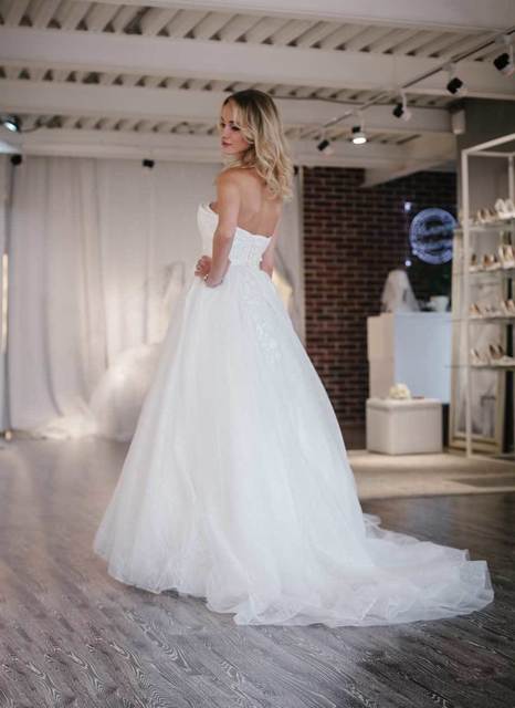 Свадебное платье с цветами и ассиметричным корсетом Vinsie. Силуэт Пышное. Цвет Белый / Молочный. Вид 7