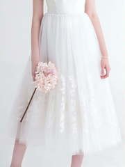 Свадебное платье миди юбка ниже колена. Силуэт А-силуэт. Цвет Белый / Молочный. Вид 2