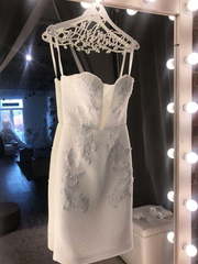 Свадебное платье из плотного материала Colibri. Силуэт Прямое. Цвет Белый / Молочный. Вид 2