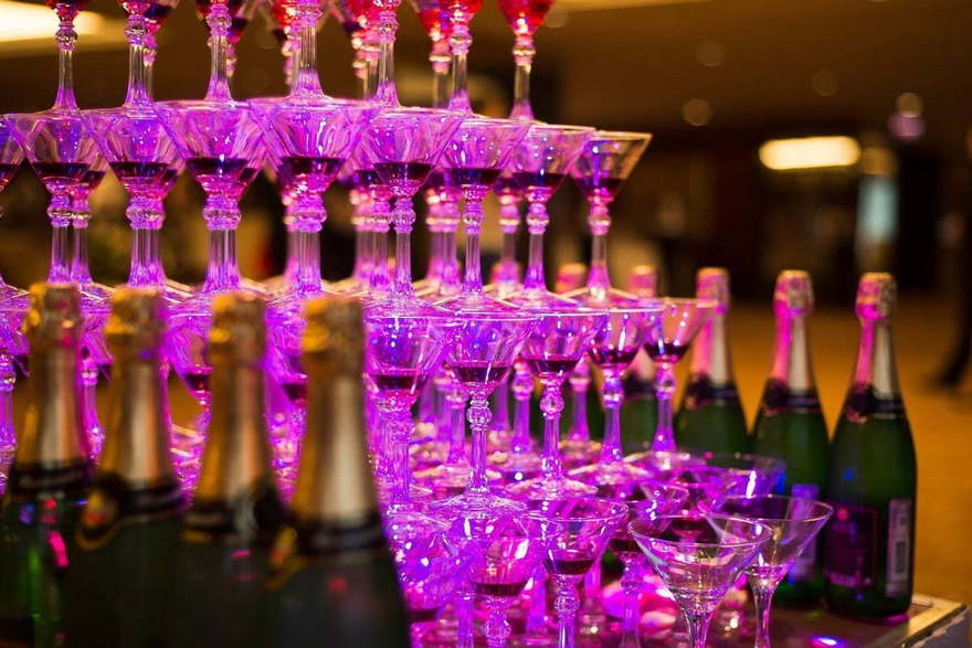 Построение пирамиды из бокалов на свадьбу от Коктейльное шоу от Barshow.ru 2