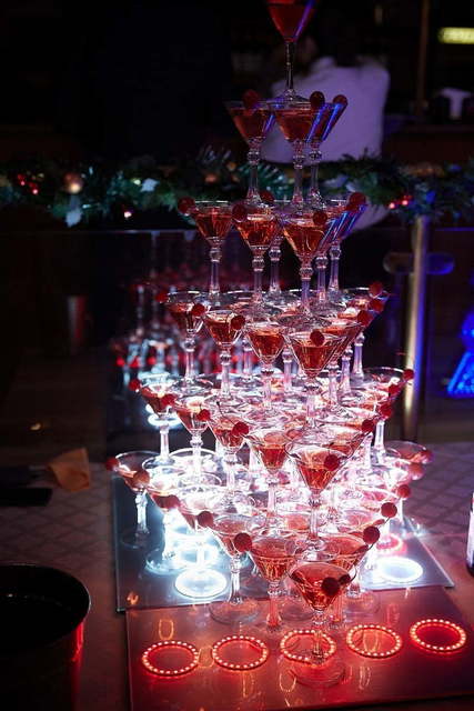 Построение пирамиды из бокалов на свадьбу от Коктейльное шоу от Barshow.ru 3