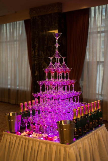 Построение пирамиды из бокалов на свадьбу от Коктейльное шоу от Barshow.ru 4