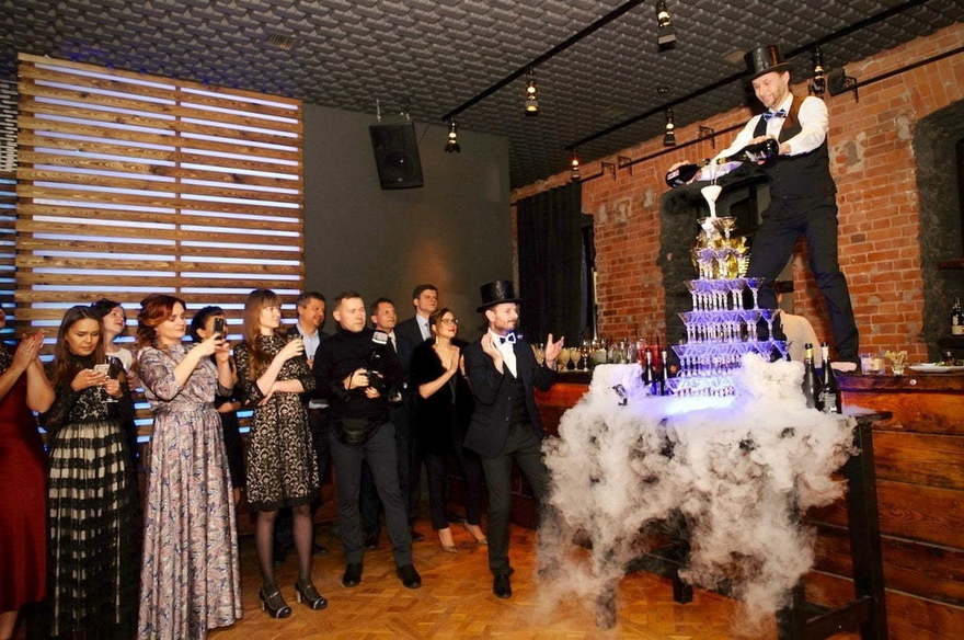 Построение пирамиды из бокалов на свадьбу от Коктейльное шоу от Barshow.ru 5