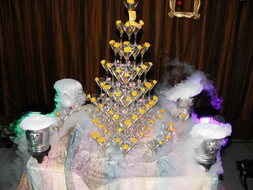 Построение пирамиды из бокалов на свадьбу от Коктейльное шоу от Barshow.ru 6