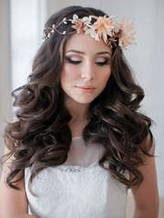 Локоны / Локоны на один бок, Распущенные, С аксессуарами / Цветами / Фатой от Свадебный стилист Юлия Яковлева 2