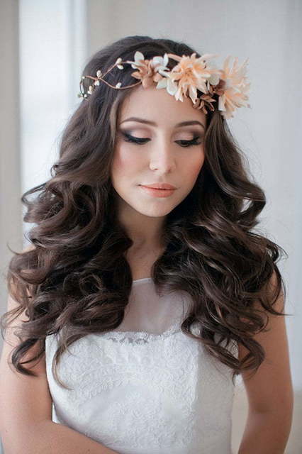 С аксессуарами / Цветами / Фатой, Распущенные, Локоны / Локоны на один бок от Свадебный стилист Юлия Яковлева 2