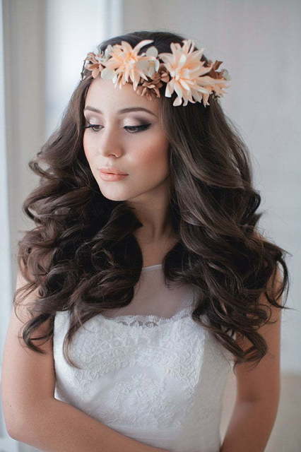 С аксессуарами / Цветами / Фатой, Распущенные, Локоны / Локоны на один бок от Свадебный стилист Юлия Яковлева 3