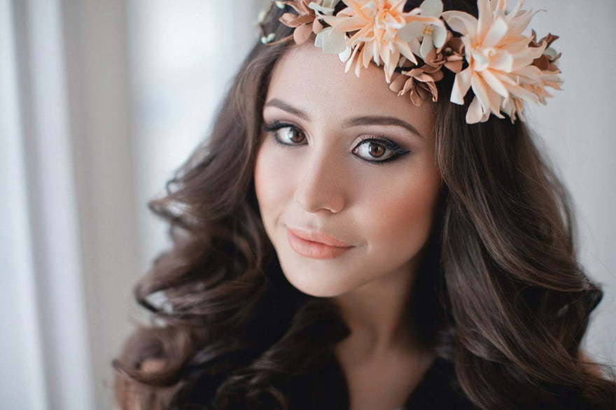 С аксессуарами / Цветами / Фатой, Распущенные, Локоны / Локоны на один бок от Свадебный стилист Юлия Яковлева 4