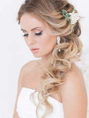 В греческом стиле, Локоны / Локоны на один бок, С аксессуарами / Цветами / Фатой от Свадебный стилист Юлия Яковлева 1