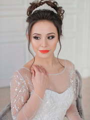 Высокие / Собранные, Пучок, С аксессуарами / Цветами / Фатой от Свадебный стилист Юлия Яковлева 1