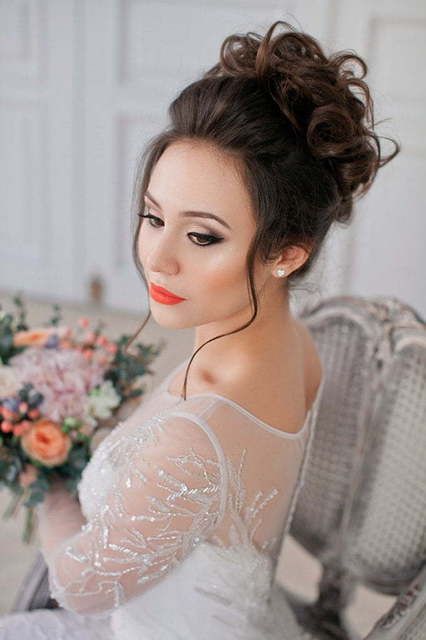 Высокие / Собранные, С аксессуарами / Цветами / Фатой, Пучок от Свадебный стилист Юлия Яковлева 2