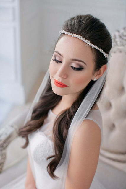 Высокие / Собранные, С аксессуарами / Цветами / Фатой, В греческом стиле, Распущенные от Свадебный стилист Юлия Яковлева 3