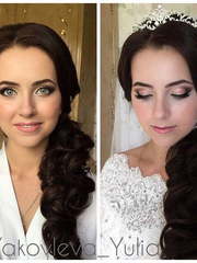 Локоны / Локоны на один бок, С аксессуарами / Цветами / Фатой от Свадебный стилист Юлия Яковлева 1