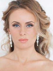 В греческом стиле, Локоны / Локоны на один бок, С аксессуарами / Цветами / Фатой, С плетением от Свадебный стилист Юлия Яковлева 1