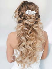 В греческом стиле, Локоны / Локоны на один бок, С аксессуарами / Цветами / Фатой, С плетением от Свадебный стилист Юлия Яковлева 2