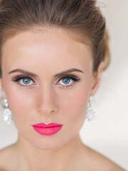 Высокие / Собранные, Пучок, С аксессуарами / Цветами / Фатой от Свадебный стилист Юлия Яковлева 1