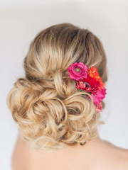 Высокие / Собранные, Пучок, С аксессуарами / Цветами / Фатой от Свадебный стилист Юлия Яковлева 2