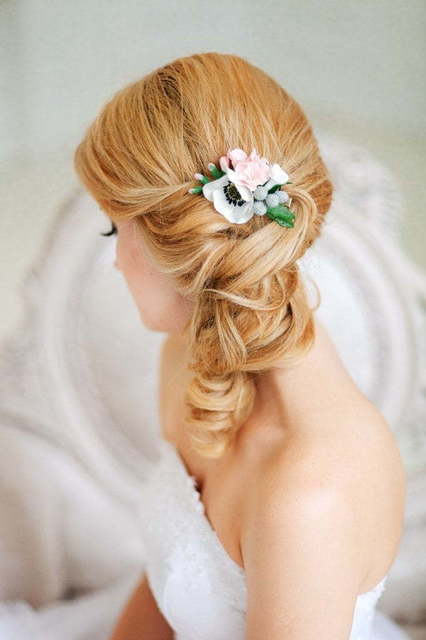 С аксессуарами / Цветами / Фатой, Локоны / Локоны на один бок от Свадебный стилист Юлия Яковлева 2