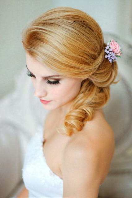 С аксессуарами / Цветами / Фатой, Локоны / Локоны на один бок от Свадебный стилист Юлия Яковлева 3