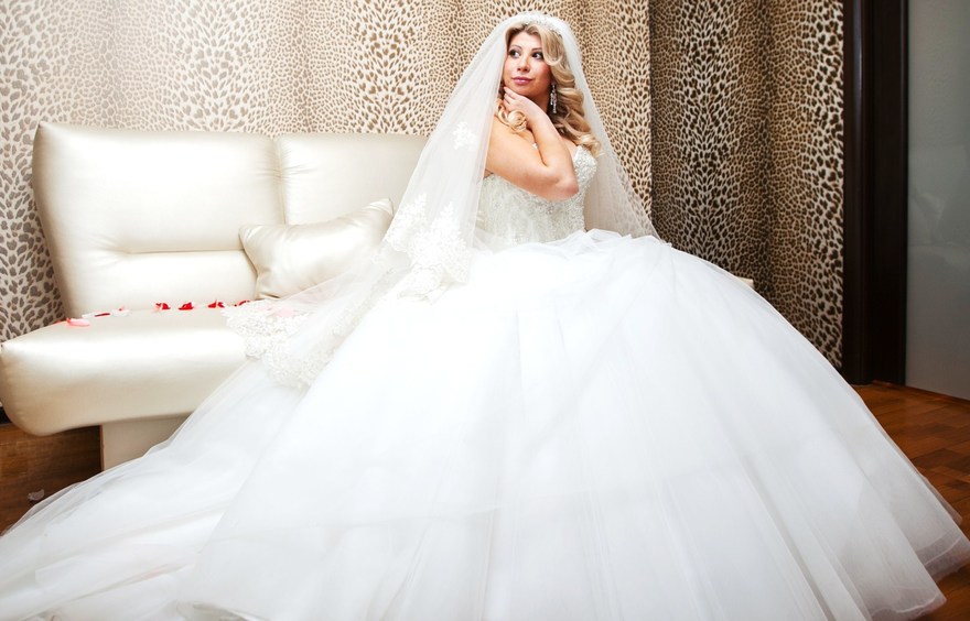 С аксессуарами / Цветами / Фатой, Локоны / Локоны на один бок от Стилист-визажист Ирина Алексеева 2