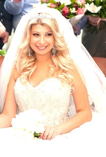 С аксессуарами / Цветами / Фатой, Локоны / Локоны на один бок от Стилист-визажист Ирина Алексеева 3