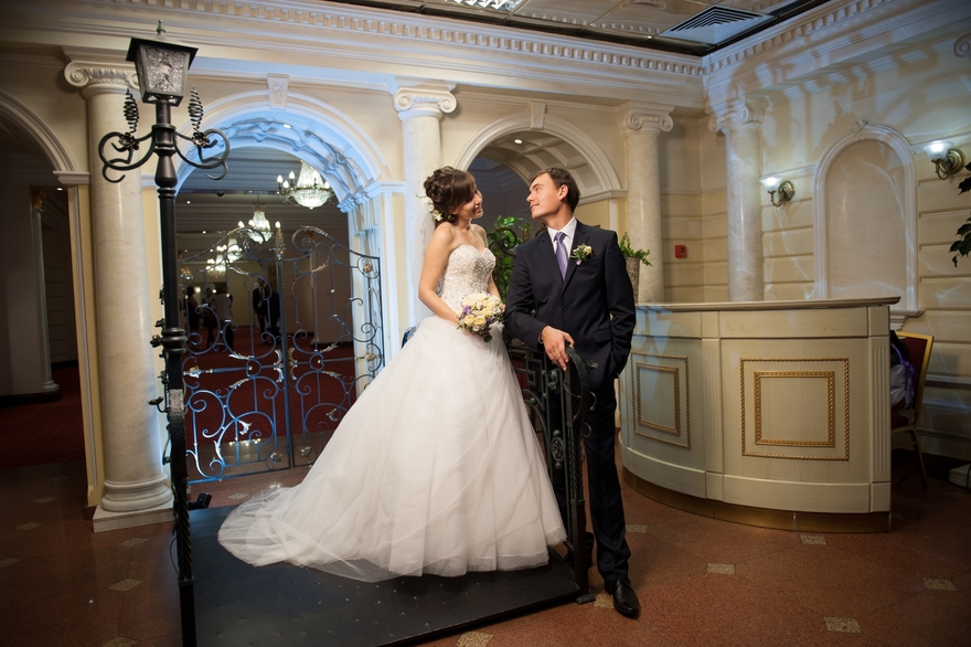 Высокие / Собранные, С аксессуарами / Цветами / Фатой от Стилист-визажист Ирина Алексеева 2