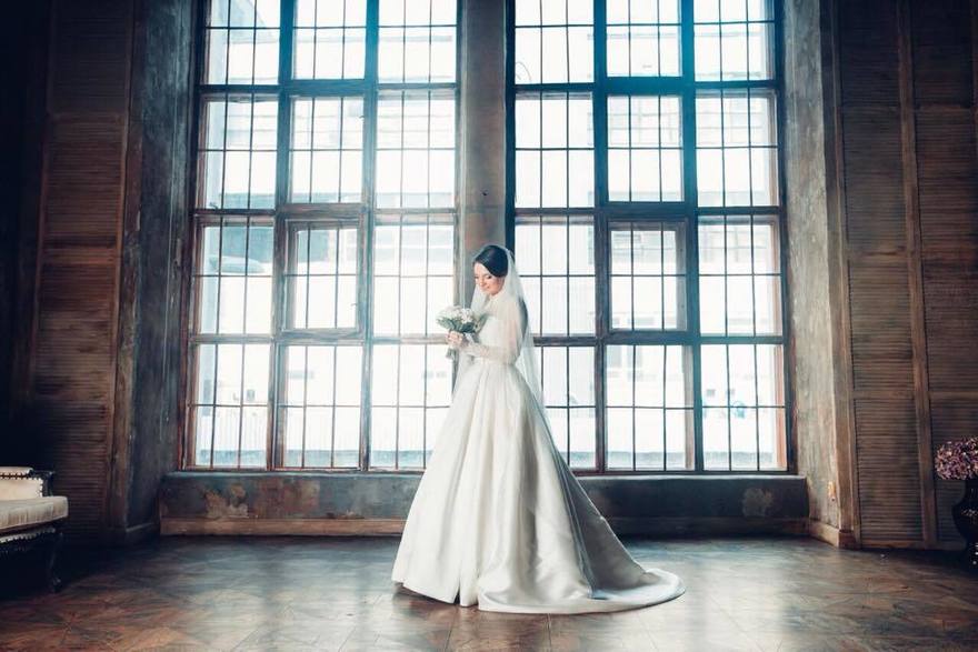 Высокие / Собранные, С аксессуарами / Цветами / Фатой, Пучок от Стилист-визажист Ирина Алексеева 2