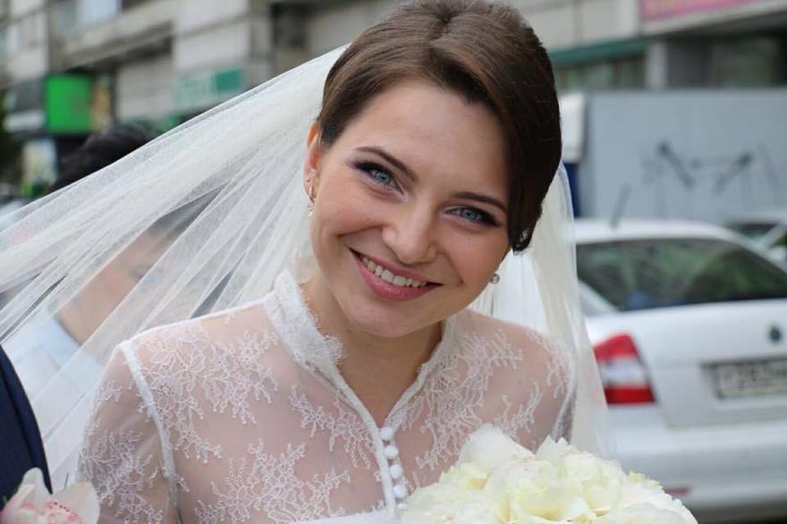 Высокие / Собранные, С аксессуарами / Цветами / Фатой, Пучок от Стилист-визажист Ирина Алексеева 7