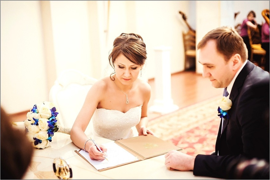 Высокие / Собранные, С аксессуарами / Цветами / Фатой, Пучок от Стилист-визажист Ирина Алексеева 3