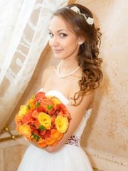 Локоны / Локоны на один бок, С аксессуарами / Цветами / Фатой от Стилист-визажист Ирина Алексеева 2