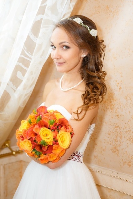 С аксессуарами / Цветами / Фатой, Локоны / Локоны на один бок от Стилист-визажист Ирина Алексеева 2