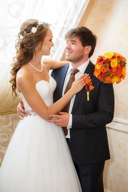 С аксессуарами / Цветами / Фатой, Локоны / Локоны на один бок от Стилист-визажист Ирина Алексеева 4