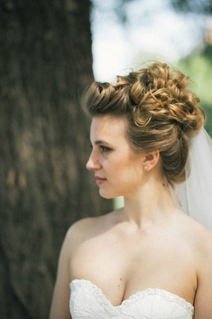 Высокие / Собранные, С аксессуарами / Цветами / Фатой от Стилист-визажист Ирина Алексеева 3