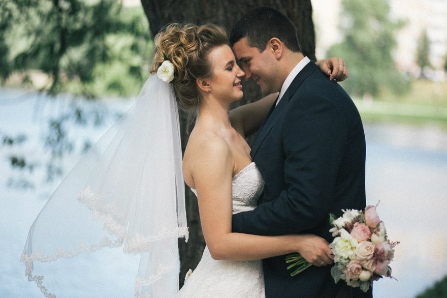 Высокие / Собранные, С аксессуарами / Цветами / Фатой от Стилист-визажист Ирина Алексеева 5