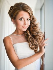 Локоны / Локоны на один бок, С аксессуарами / Цветами / Фатой от Стилист-визажист Ирина Алексеева 1