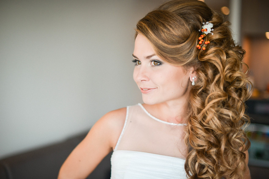 С аксессуарами / Цветами / Фатой, Локоны / Локоны на один бок от Стилист-визажист Ирина Алексеева 2