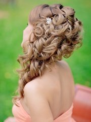 Локоны / Локоны на один бок, С аксессуарами / Цветами / Фатой от Стилист-визажист Ирина Алексеева 2