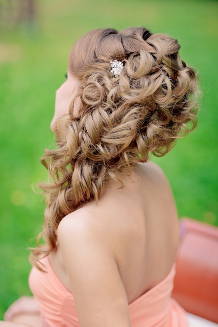 С аксессуарами / Цветами / Фатой, Локоны / Локоны на один бок от Стилист-визажист Ирина Алексеева 2