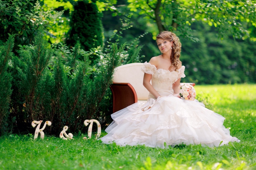 С аксессуарами / Цветами / Фатой, Локоны / Локоны на один бок от Стилист-визажист Ирина Алексеева 4