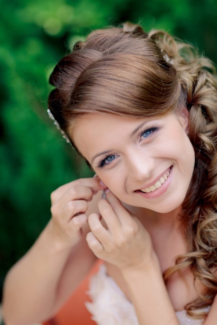 С аксессуарами / Цветами / Фатой, Локоны / Локоны на один бок от Стилист-визажист Ирина Алексеева 5