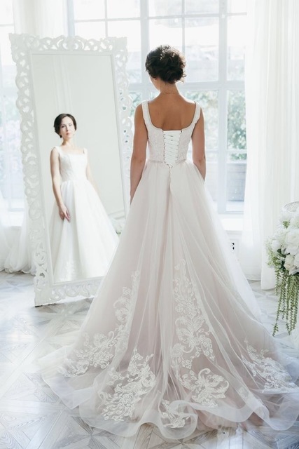 Высокие / Собранные, С аксессуарами / Цветами / Фатой от Стилист-визажист Ирина Алексеева 2