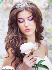 Локоны / Локоны на один бок, С аксессуарами / Цветами / Фатой от Стилист-визажист Ирина Алексеева 1