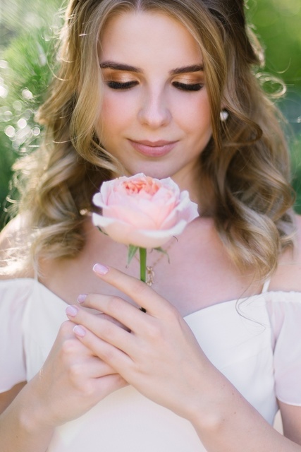 В греческом стиле, Локоны / Локоны на один бок от Свадебный стилист Анна Кулакова 3