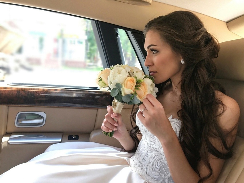 С аксессуарами / Цветами / Фатой, В греческом стиле, С плетением, Локоны / Локоны на один бок от Свадебный стилист Анна Кулакова 2